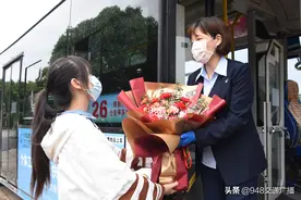 母亲节，女儿送鲜花给“抗疫英雄”——妈妈图片
