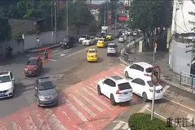 大爷：骑上我心爱的小摩托，交巡警：停图片