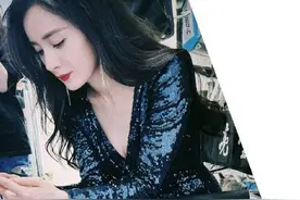 35岁杨幂曝性感照，领口敞开风情万种，光脚穿开衩裙秀白嫩长腿图片
