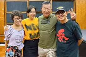 吴毅将夫妇罕见同框！57岁妻子穿短裙秀美腿，结婚18年仍甜蜜如初图片