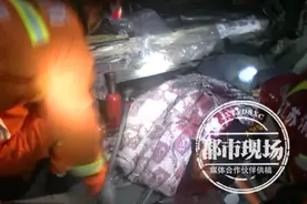 8吨钢板冲破驾驶室 车头割成两半 1人死亡1人获救图片
