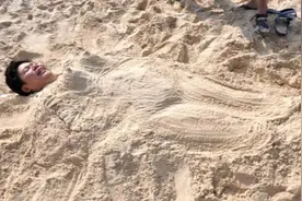 海边游玩请注意，千万不要把自己的身体埋在沙子里，原因太可怕了图片