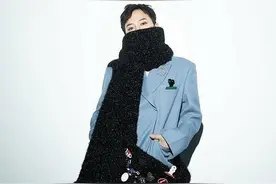 权志龙身穿蓝色西装巴黎看秀，一如既往地酷，依旧是熟悉的感觉图片