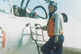 4月1日，南海撞机，撞毁王伟战机的美军飞行员结局如何？当了部长图片