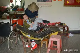 儿子儿媳不在家，17岁孙子至今不会走路，68岁爷爷1天抱其10余次图片