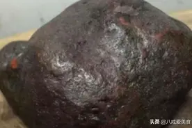 男子捡回一块黑色“石头”，切开后，出现意想不到的画面图片