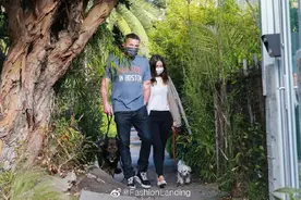 安娜和男友本街头遛狗，一大一小的狗子又出来了，两人两狗都可爱图片