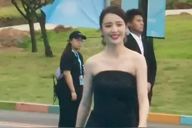 佟丽娅穿高叉长裙露大长腿，美背白皙无暇，后面女生看得眼都直图片