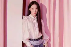 "山支"大哥一反常态，穿条缎面衬衫出镜好优雅，终有"女人味"了图片