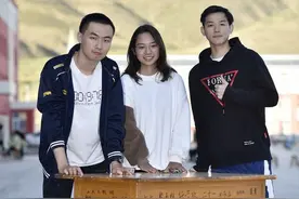 在这张旧书桌前，他们用青春答一道题——复旦大学研究生支教团23年扎根宁夏王民中学纪实图片
