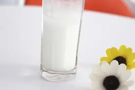 从来不喝牛奶的女性，跟每天一杯牛奶的女性比起来，差在哪里？图片
