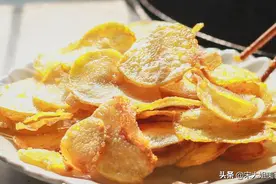 2元钱买3斤土豆，炸满满一大盘薯片，香酥薄脆，真好吃图片