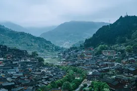 贵州旅游必打卡景点，世界上最大的苗寨，虽然如今已十分商业化图片