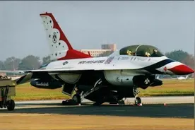 中国国旗：美军F-16战斗机上的奇怪资历章，擦肩而过的红色战隼图片