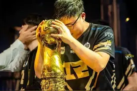 UZI赚5000万，“问题少年”成火炬手，李晓峰父亲：电竞不是邪路图片