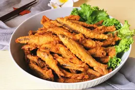 油炸小鱼想要酥脆掉渣，从头嚼到尾不剔刺，只需多加这一步，试试图片