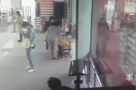 棒棒的！6岁男孩帮孕妇擦干座椅的水图片