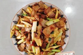 天冷了，我家的两素一荤，鲜香爽口，开胃下饭又解馋，真舒服图片
