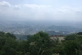 福州城边湖顶山山顶一揽众山，俯瞰福州城图片
