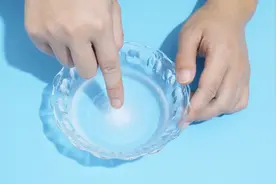 手上不小心扎了木刺别用针挑，教你一个土方法，木刺自己跑出来视频封面