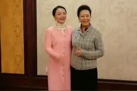 王丽云认孙茜为干女儿，两人相拥交谈好亲密，称车晓大气不吃醋？图片