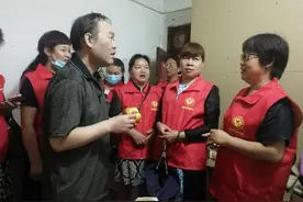 帮他修手机、办证件，带他逛公园，给他送生活用品，热心志愿者——让他在黑暗中感受到温暖图片