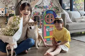 40岁Ella晒全家福庆生，与老公嘟嘴卖萌，儿子劲宝秀气如女生图片