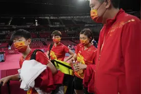 球打完就追星！对手秒变迷妹，连教练都拉进来，女团人气旺到东京图片