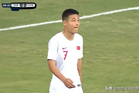 国足再现业余一幕：武磊停球8米远！单刀机会直接停给门将图片