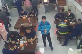 15名消防员灭火后用餐，她悄悄付钱的样子真美！图片