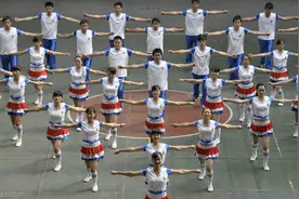 灵魂舞者！数学老师带着全校学生一起打卡“网红舞”图片