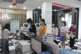四川省南充市应征女青年集中开检图片