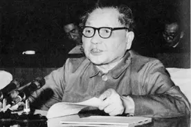 邓小平在这样的历史背景下提出了必须坚持的“四项基本原则”图片