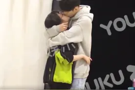 芒果台女主持人恋情曝光，街头拥吻太甜蜜，曾代班《快本》遭质疑图片