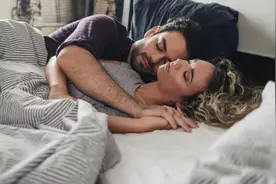 睡前和爱人做这10件事情，你们的关系肯定不会差图片