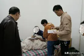 【黄冈】古稀老人车祸卧床，法官上门办案解纷图片