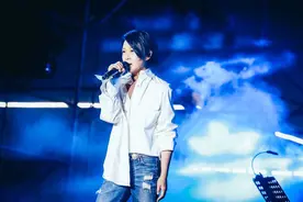 刘若英真是冻龄女神，风衣内搭条纹打底衫清新时髦，年轻20岁不止图片