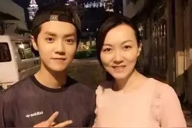 明星与父母合照：吴尊全家都是明星脸，王俊凯是真正的遗传小天才图片