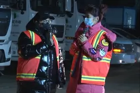 韩红凌晨4点做公益，零下7度扫大街捡垃圾，主持人春妮擦拭栏杆图片