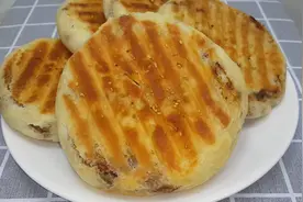 烧饼别买着吃了，加几勺酱料，外皮焦脆又多层，吃过就念念不忘图片
