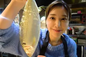 日本美女秘书为病父继承鱼摊，亲手劏鱼生意暴增10倍图片