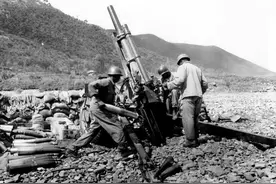 6万志愿军拥挤在江边，遭美军炮击伤亡过万，军史：一次血的教训图片