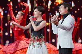 国庆晚会明星造型：张韶涵裙子似银河，谢霆锋唐装打扮一身正气图片
