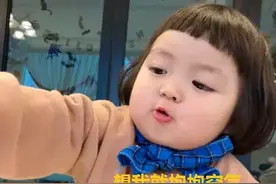 表情包：我手心软软的，你要不要牵一下图片