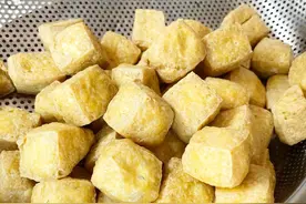炸油豆腐裹面粉还是蛋液？都不对！这样做金黄起泡，上桌抢着吃图片