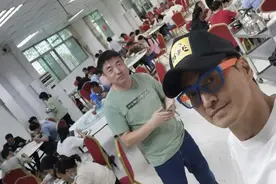 何家劲招工薪酬被嫌低，晒员工餐回应争议，在工厂食堂自拍接地气图片