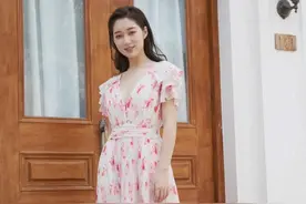 有一种裙子，叫“过膝不过踝”，优雅时髦又显高，太适合小个子了图片