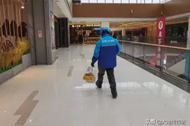 残障外卖骑手困在系统：52岁拖残腿争分夺秒 北漂30年住楼道图片