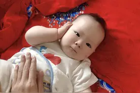 宝贝：妈妈哄我睡觉觉，妈妈：把你的jio挪开图片