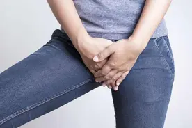 尿液发黄发臭？身体暗示你或与3种疾病有关，别硬撑及时就医图片